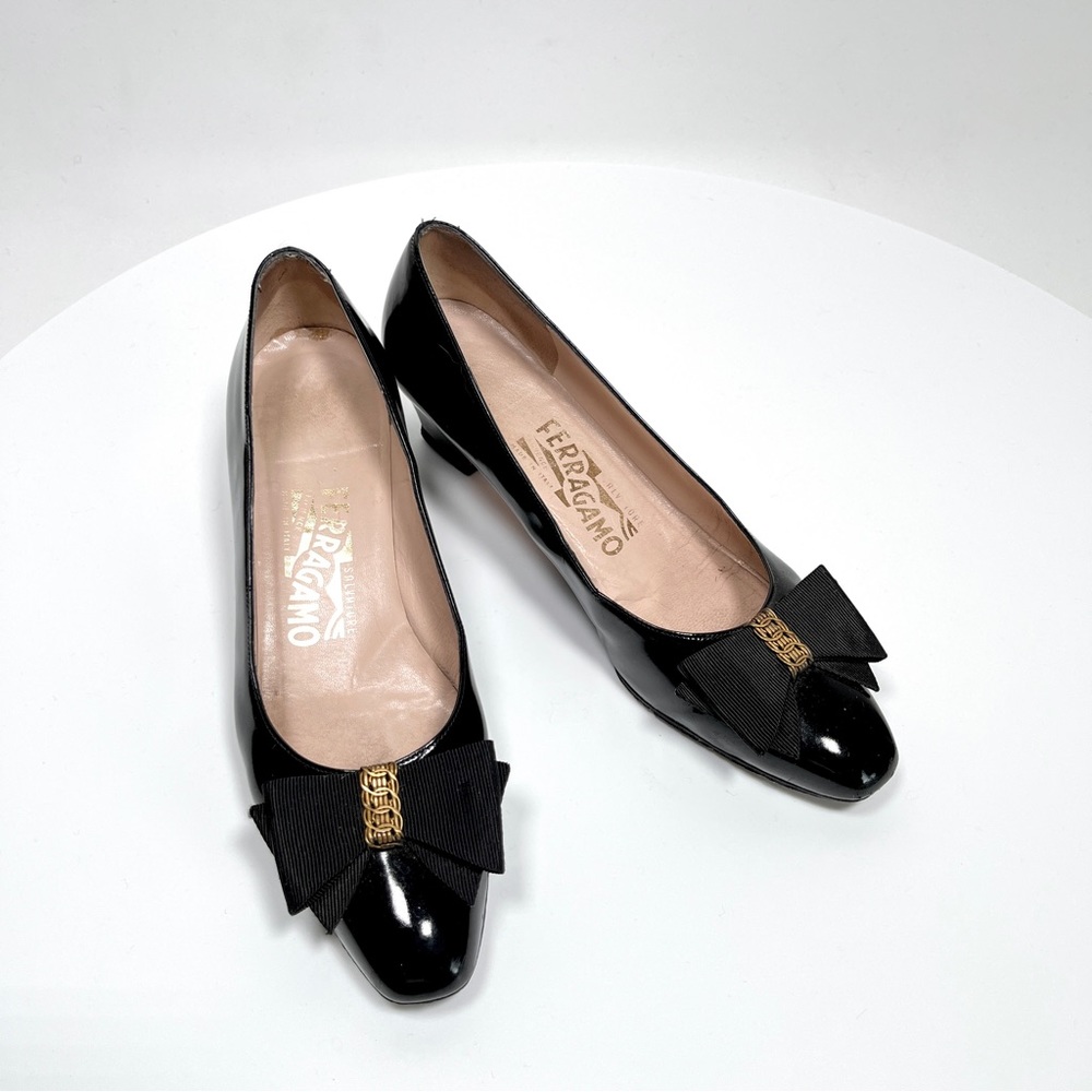 SALVATORE FERAGAMMO Italy black patent leather pumps 8AA
